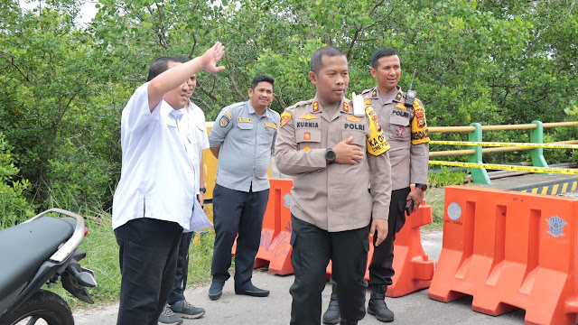 Runtuhnya Jembatan Sungai Perumbi Kapolres Kepulauan Meranti Langsung Turun Tinjau Lokasi